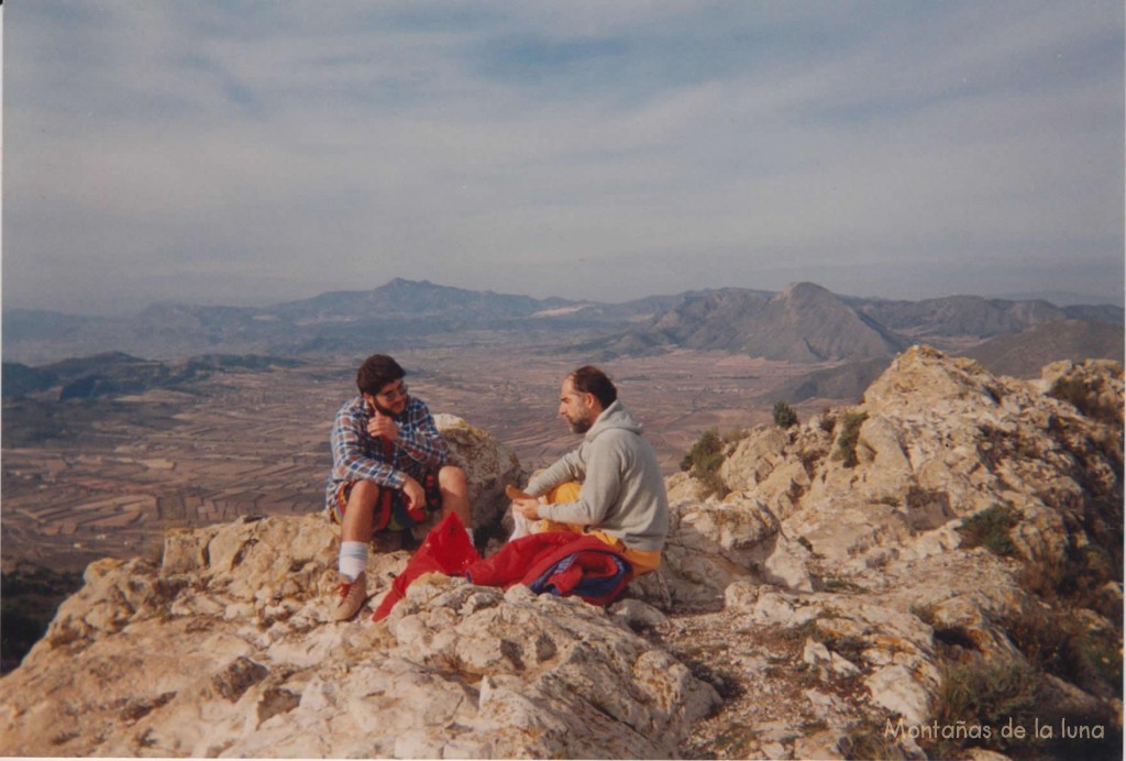 Miguel Ángel y Alfonso Lorenzo en la cima del San Cayetano, 817 mts. Detrás El Cantón y La Pila